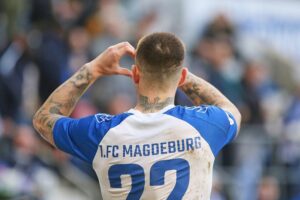 Fußballspiel: Magdeburg feiert 3:0-Sieg, Düsseldorf gewinnt 1:0 durch späten Kopfball.