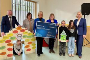 Förderscheckübergabe für neue Kindertagesstätte in Estenfeld, symbolisiert Unterstützung für Ganztagsbetreuung.