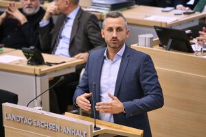 Ulrich Siegmund, AfD-Spitzenkandidat, plant radikale Reformen in Sachsen-Anhalt und schlankere Regierungsführung.