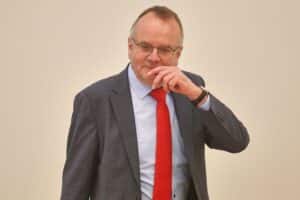 Abgebildet: Gesundheitsministerin und Verkehrsminister nach Parteiaustritt, Fokus auf Brandenburgs politische Zukunft.