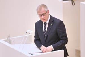 Brandanschlag auf Grundstück des Antisemitismusbeauftragten, Polizei ermittelt, Politiker verurteilen Gewalt.