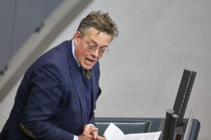 Konstantin von Notz fordert Ermittlungen nach Brandanschlag auf Berlins Stromnetz, Linksextremismus im Fokus.