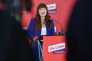 Heidi Reichinnek, posierend in Berlin, kritisiert soziale Dienstpflicht für Leistungsempfänger.