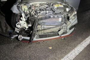 Verkehrsunfall mit zwei Autos, Vollsperrung der A65, Polizei und Bergungsarbeiten sichtbar.
