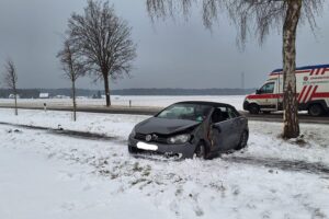 Unfallfahrzeug nach Kollision mit Baum, Feuerwehr im Einsatz, Absperrung der Bundesstraße 3.
