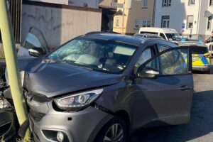 Unfallaufnahme mit beschädigtem Auto, Rettungswagen und Polizei am Kreisverkehr in Hagen-Boele.