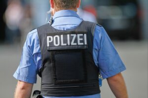 Eine Unfallstelle mit Polizei, Rettungskräften und einem beschädigten Auto neben einem Traktor.