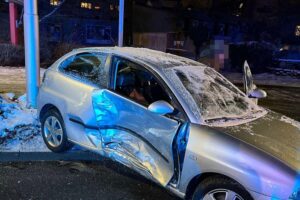 Verunfallter PKW auf der Straße, Polizei vor Ort, leichte Verletzungen der Fahrerin.