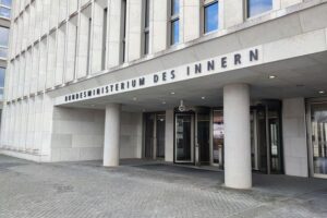 Abschiebung von Flüchtlingen: Dokumentation, Zahlen und Rückführungen dominieren die Migrationspolitik Deutschlands.