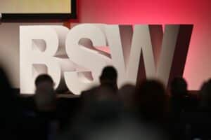 Logo der BSW-Fraktion vor Hintergrund politischer Konflikte in Brandenburg, mit Fokus auf Koalition.