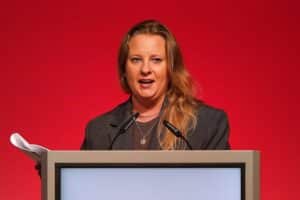 Friederike Benda spricht gegen US-Interventionen und für eigenständige Politik in Brandenburg.