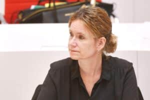 Frau Matzies-Köhler bei einer politischen Debatte im Brandenburger Landtag, mit ernster Miene.