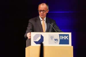 Friedrich Merz bei politische Diskussion, kritische Reaktionen auf Arbeitszeitgesetz und Arbeitnehmerrechte.