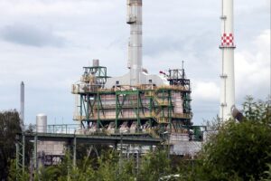Raffinerie PCK in Schwedt, umgeben von Besorgnis über US-Sanktionen und deren Auswirkungen.