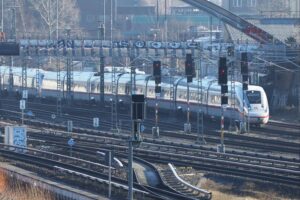 ICE-Zug im Bahnhof, symbolisiert Herausforderungen der Pünktlichkeit und Infrastrukturprobleme der Deutschen Bahn.