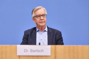 Dietmar Bartsch reflektiert über die Herausforderungen der PDS nach der Wende und Parteivermögen.