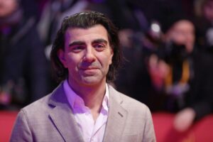 Fatih Akin bei der Verleihung des Bayerischen Filmpreises für "Amrum". Auszeichnung im Fokus.