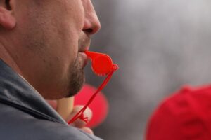 Protestierende Beamte mit Transparenten fordern Gehaltserhöhung vor einem Landtagsgebäude in Berlin.