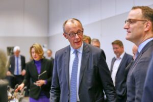 Friedrich Merz und Jens Spahn diskutieren mögliche Kabinettsveränderungen in Berlin.