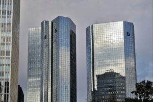 Ermittler durchsuchen Deutsche Bank wegen Geldwäscheverdacht in Frankfurt und Berlin.