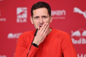 Trainer Dino Toppmöller verlässt Eintracht Frankfurt nach schwachen Leistungen. Krise im Team sichtbar.