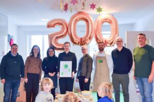 Feierliche Auszeichnung der 200. Küche in der Kantinen-Werkstatt für nachhaltige Ernährung in Berlin.