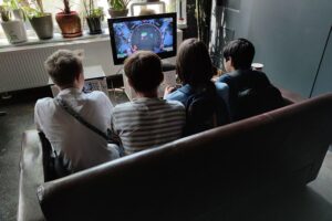 Junge Männer beim Zocken, symbolisieren Herausforderungen in Bildung und Gleichstellungspolitik.