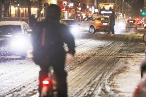 Vereiste Straßen und Schnee in Berlin, Verkehrsteilnehmer mit Vorsicht und Behinderungen rechnen.