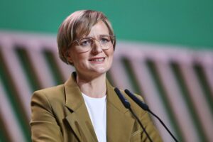 Franziska Brantner äußert kritische Meinungen zur Bundeswehr-Politik bezüglich der Ukraine und Frieden.