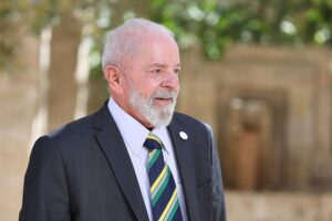 Lula da Silva verkündet Freihandelsabkommen zwischen Mercosur und EU, symbolisiert Zusammenarbeit und Fortschritt.