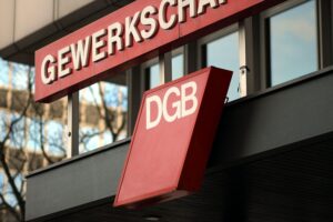 DGB-Logo mit Symbolik für Zusammenarbeit und Zukunftsinvestitionen in Brandenburgs Wirtschaft.