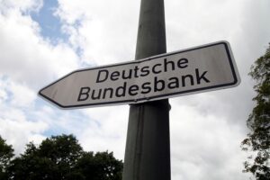 Bild eines modernen, gesicherten Bürogebäudes der Bundesbank, umgeben von digitalen Sicherheitsgrafiken.