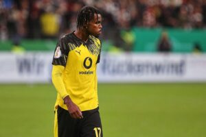 Intensive Spielszene mit Spielern von Frankfurt und Dortmund, Spannung und Emotionen auf dem Platz.