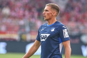 Zwei Fußballspieler im Aktionsspiel, Werder Bremen gegen TSG Hoffenheim, spannende Spielszenen.