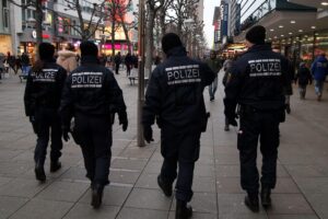 Polizei kontrolliert Fans in Fußgängerzone vor risikoreichem Bundesliga-Spiel in Hamburg.