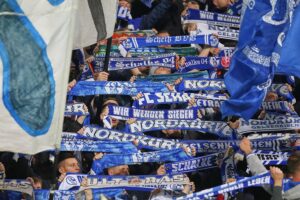 Schalke 04 Fans im Bochumer Hauptbahnhof, Sicherheitskontrollen und präventive Maßnahmen durch Bundespolizei.