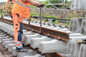 Bauarbeiten an Gleisen, Baustelle, Arbeiter, Schienen, Infrastruktur, Finanzierungsprobleme, Bahnprojekte, Deutschland.