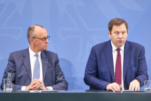 Friedrich Merz und Lars Klingbeil diskutieren über Steuervorschläge und politische Spannungen in Berlin.