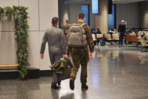 Deutsche Soldaten steigen in Reykjavik um, Rückkehr von Grönland-Mission. Sicherheitskontrolle erforderlich.