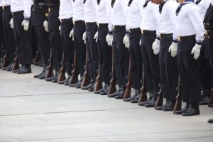 Marine-Soldaten bei einer Übung im Polarraum, symbolisieren militärische Präsenz und geopolitische Spannungen.