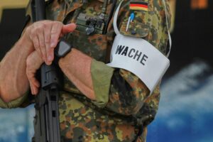 Bundeswehrsoldat im Austausch mit dänischen Kameraden während Erkundungseinsatz in Grönland.