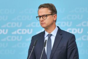 Politiker Carsten Linnemann diskutiert Grundsicherung, während Aktivistin Steinhaus Protest gegen Reformen ankündigt.