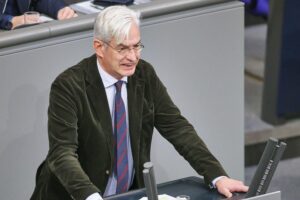 Haushaltspolitiker diskutieren Strukturreformen und Kürzungen im Bundeshaushalt 2027 in Berlin.