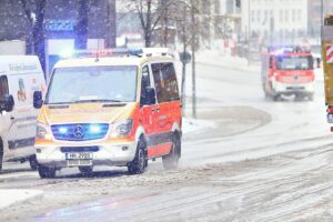 Rettungsdienst und Feuerwehr im Einsatz bei winterlichen Bedingungen in Hamburg, Straßenräumung gefordert.