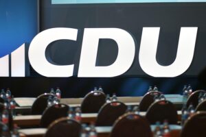 CDU-Logo, Marion Schiefer spricht über Schutzmaßnahmen für kritische Infrastrukturen in Schleswig-Holstein.