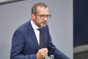 Thomas Röwekamp diskutiert europäische Atomwaffen-Initiative in Berlin vor Medienvertretern.