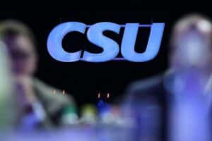 CSU-Logo vor Klausur; Forderung nach Neuordnung des Länderfinanzausgleichs im Blick.