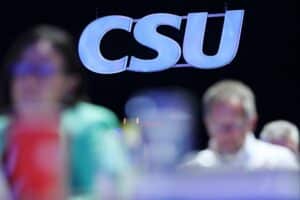 CSU-Logo, symbolisiert politische Abgrenzung und Vernunft in der aktuellen Koalitionsdebatte.