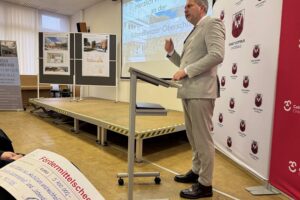 Cottbus' Oberbürgermeister übergibt Fördermittel für Städtebauprojekte, darunter Schul- und Platzsanierungen.