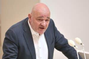 Robert Crumbach reflektiert über Partei und Politik nach Austritt aus BSW in Brandenburg.